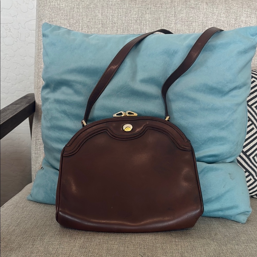 Gucci Brown Shoulder Bag with Timeless Elegance Vimtage